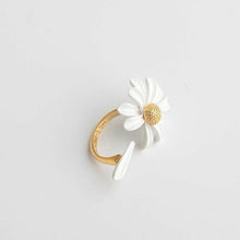 Load image into Gallery viewer, White Enamel Daisy Flower Vintage Elegant ring set
