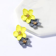 Load image into Gallery viewer, Orelia Flower Earrings
