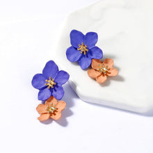 Load image into Gallery viewer, Orelia Flower Earrings
