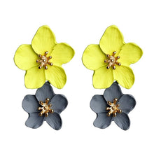 Load image into Gallery viewer, Orelia Flower Earrings
