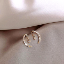 Load image into Gallery viewer, Delicate Crescent Moon Earrings
